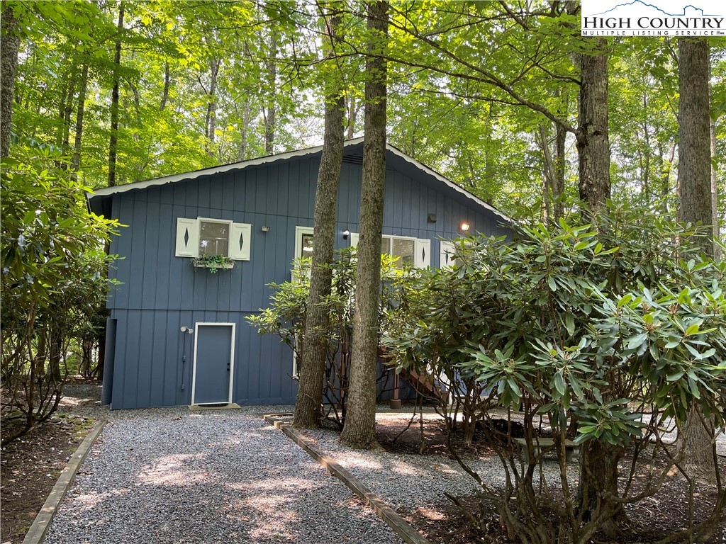 911 Pine Ridge Road Beech Mountain, NC 28604 - Photo 14 of 22 a view of outdoor space and yard