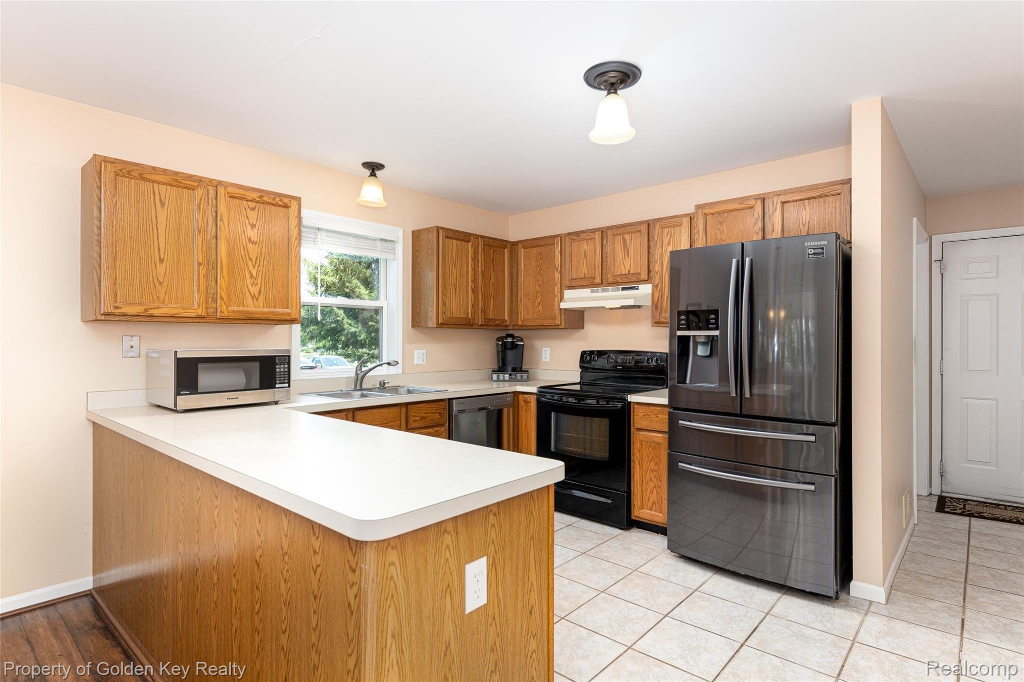 7606 Wellington Road Brighton, MI 48116 - Photo 14 of 25 Large Kitchen