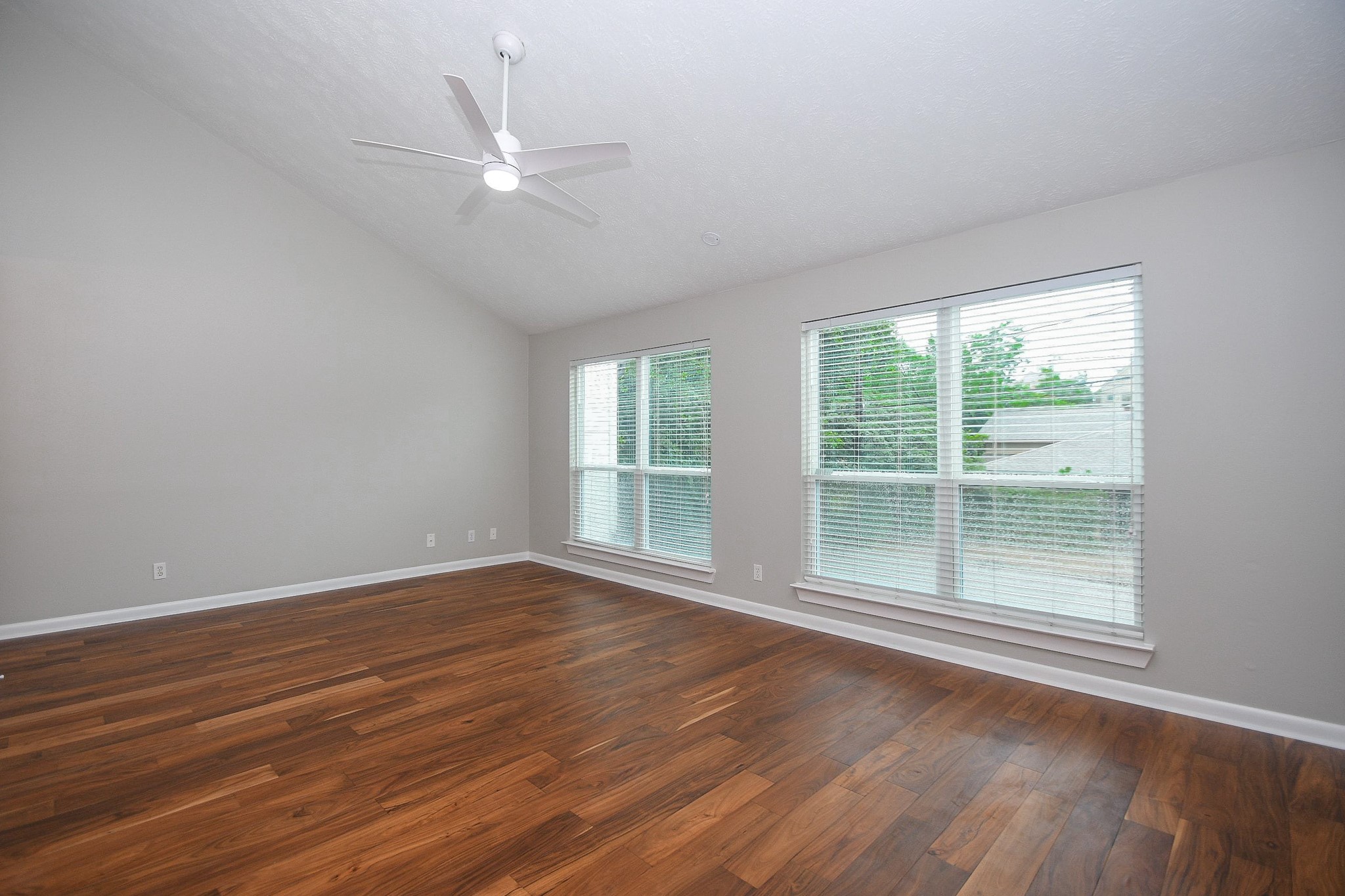 239 Malone Street, Unit B Houston, TX 77007 - Photo 18 of 35 Primary bedroom located on the second floor