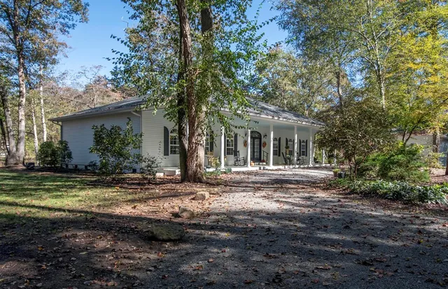 a view of a house with backyard