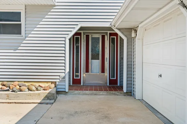 a view of an entryway with a livingroom