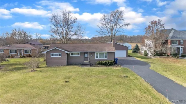 $299,900 | 4567 Beach Ridge Road, Pendleton, NY 14094
