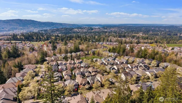 $1,570,000 | 2045 32nd Avenue Northeast, Issaquah, WA 98029