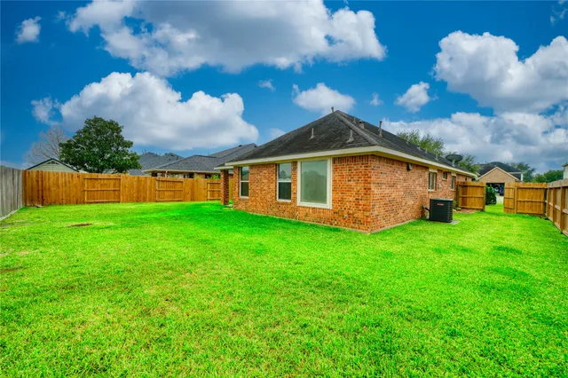 a front view of house with yard