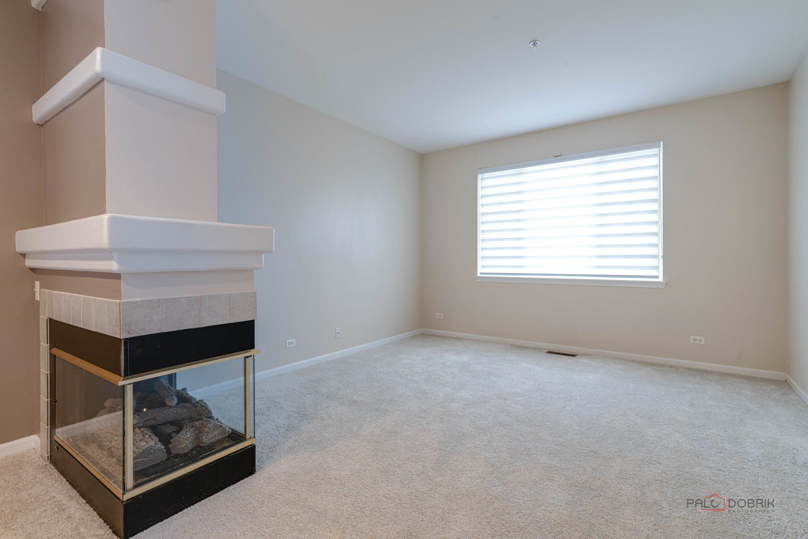 1719 Sienna Court Wheeling, IL 60090 - Photo 9 of 34 a room that has a window in it