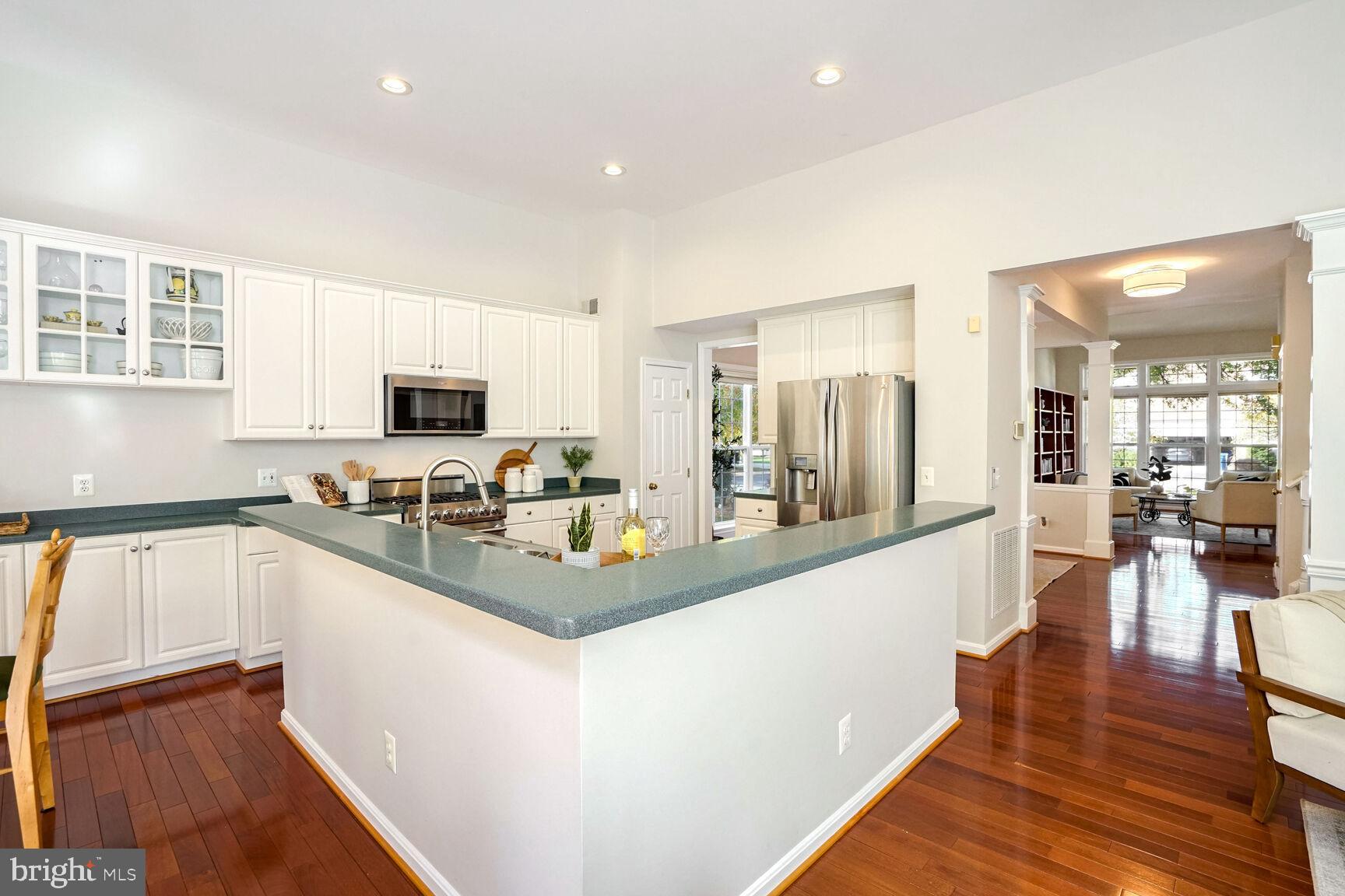 2459 Arctic Fox Way Reston, VA 20191 - Photo 13 of 45 Large eat-in Kitchen