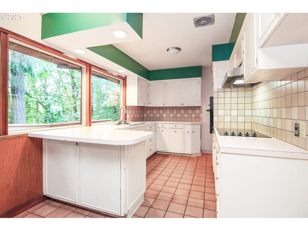 5184 Southwest Custer Street Portland, OR 97219 - Photo 12 of 32 Gallery Image 12
