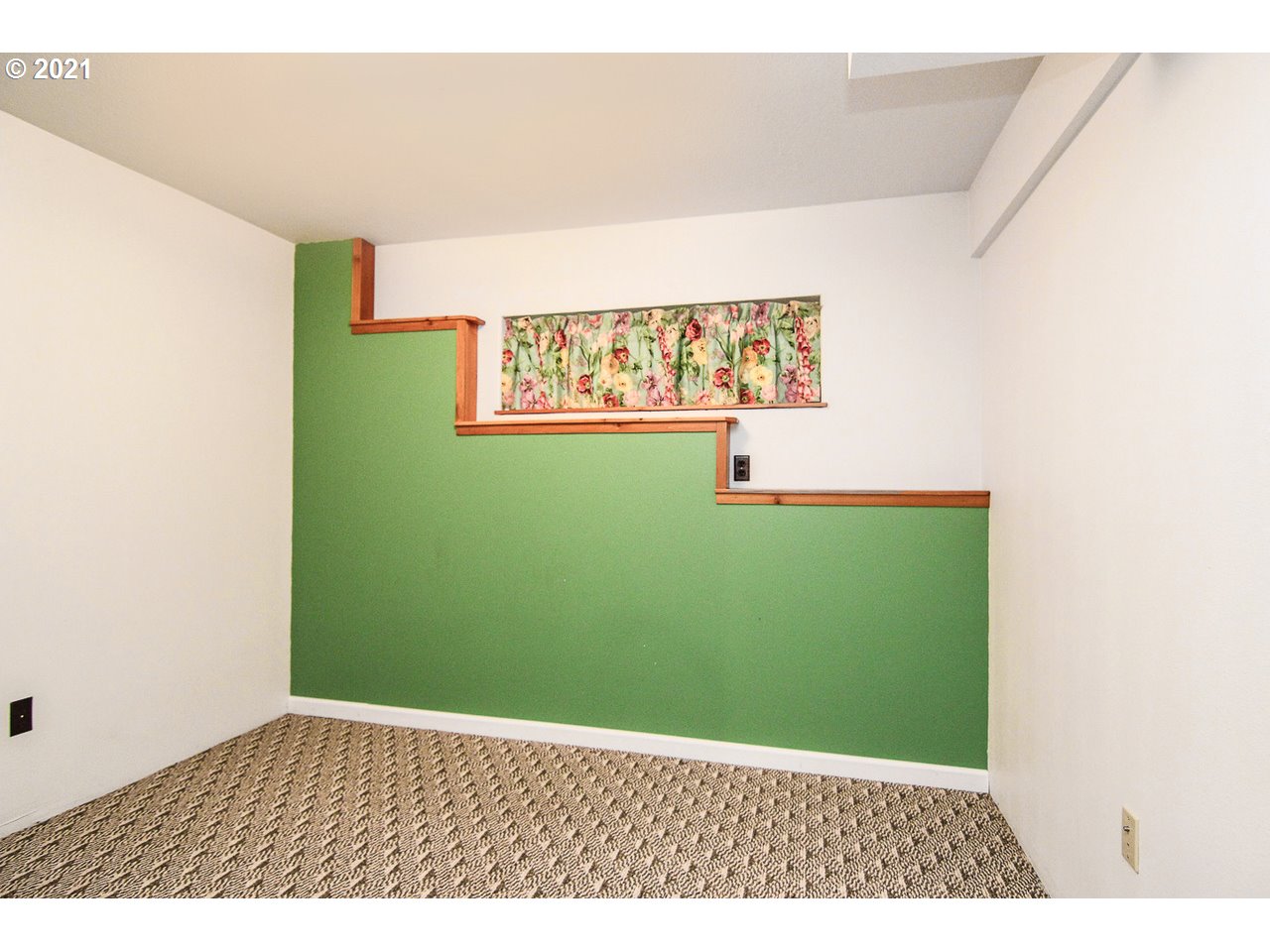 5184 Southwest Custer Street Portland, OR 97219 - Photo 18 of 32 Gallery Image 18