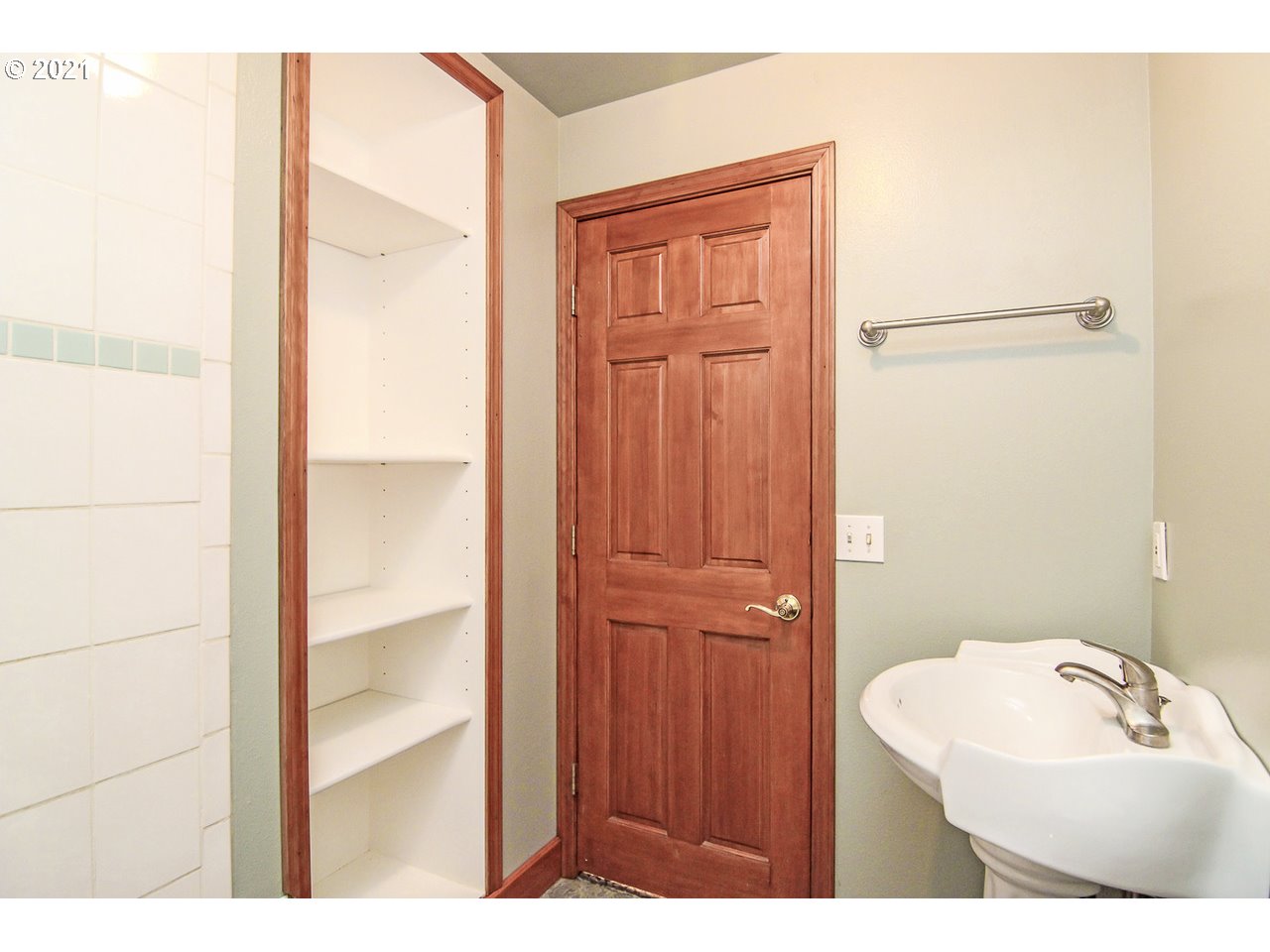 5184 Southwest Custer Street Portland, OR 97219 - Photo 20 of 32 Gallery Image 20