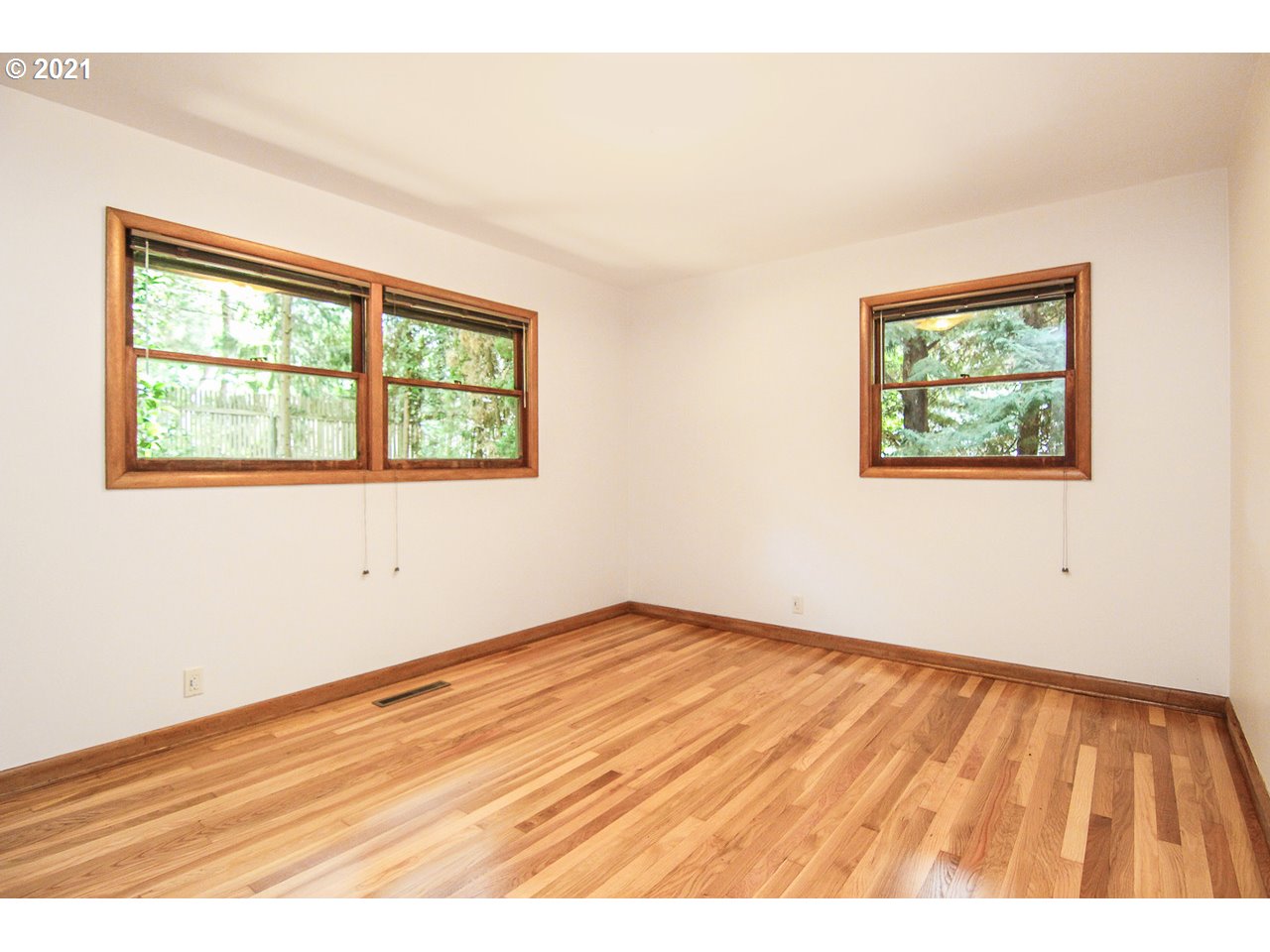 5184 Southwest Custer Street Portland, OR 97219 - Photo 4 of 32 Gallery Image 4