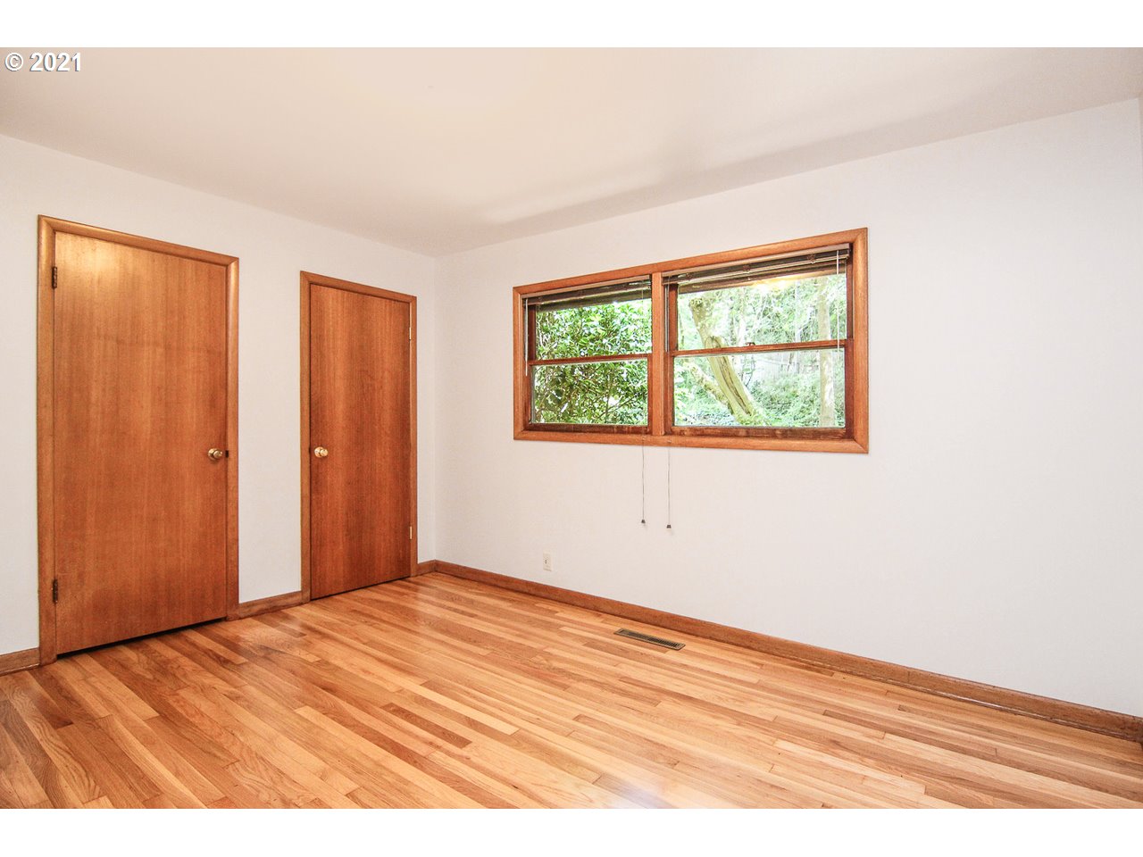 5184 Southwest Custer Street Portland, OR 97219 - Photo 5 of 32 Gallery Image 5