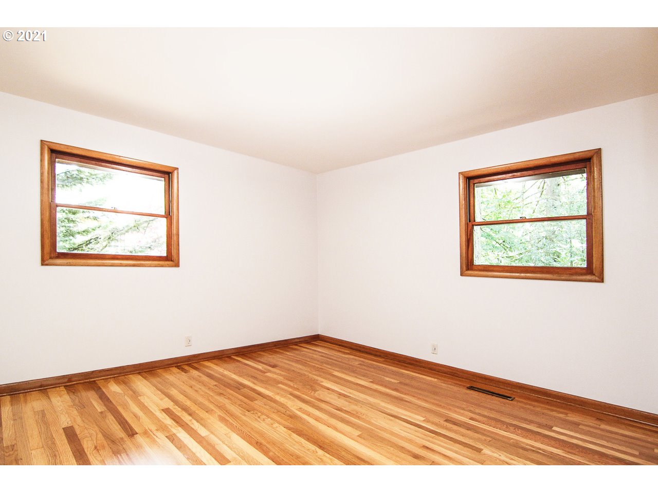 5184 Southwest Custer Street Portland, OR 97219 - Photo 7 of 32 Gallery Image 7