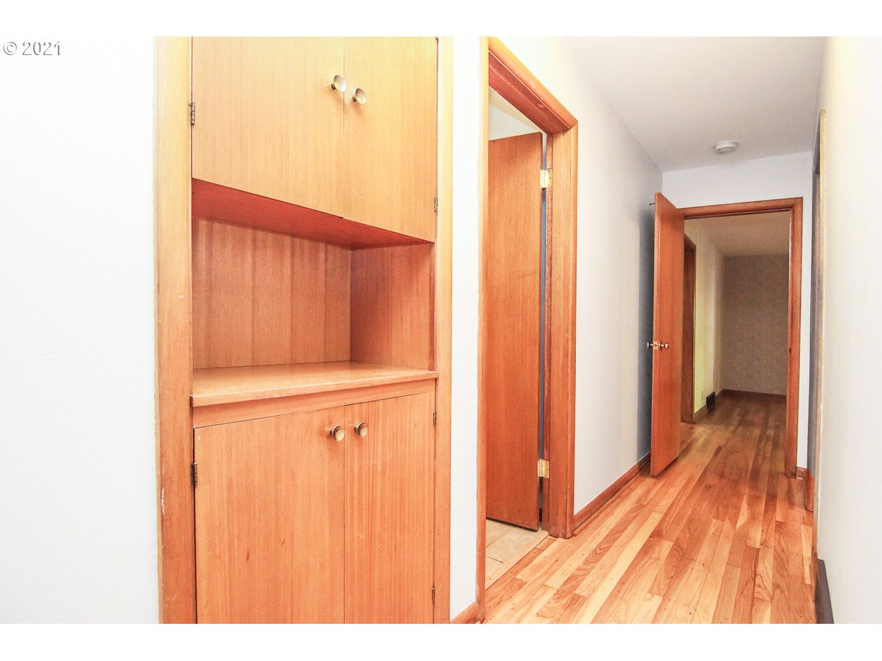 5184 Southwest Custer Street Portland, OR 97219 - Photo 8 of 32 Gallery Image 8