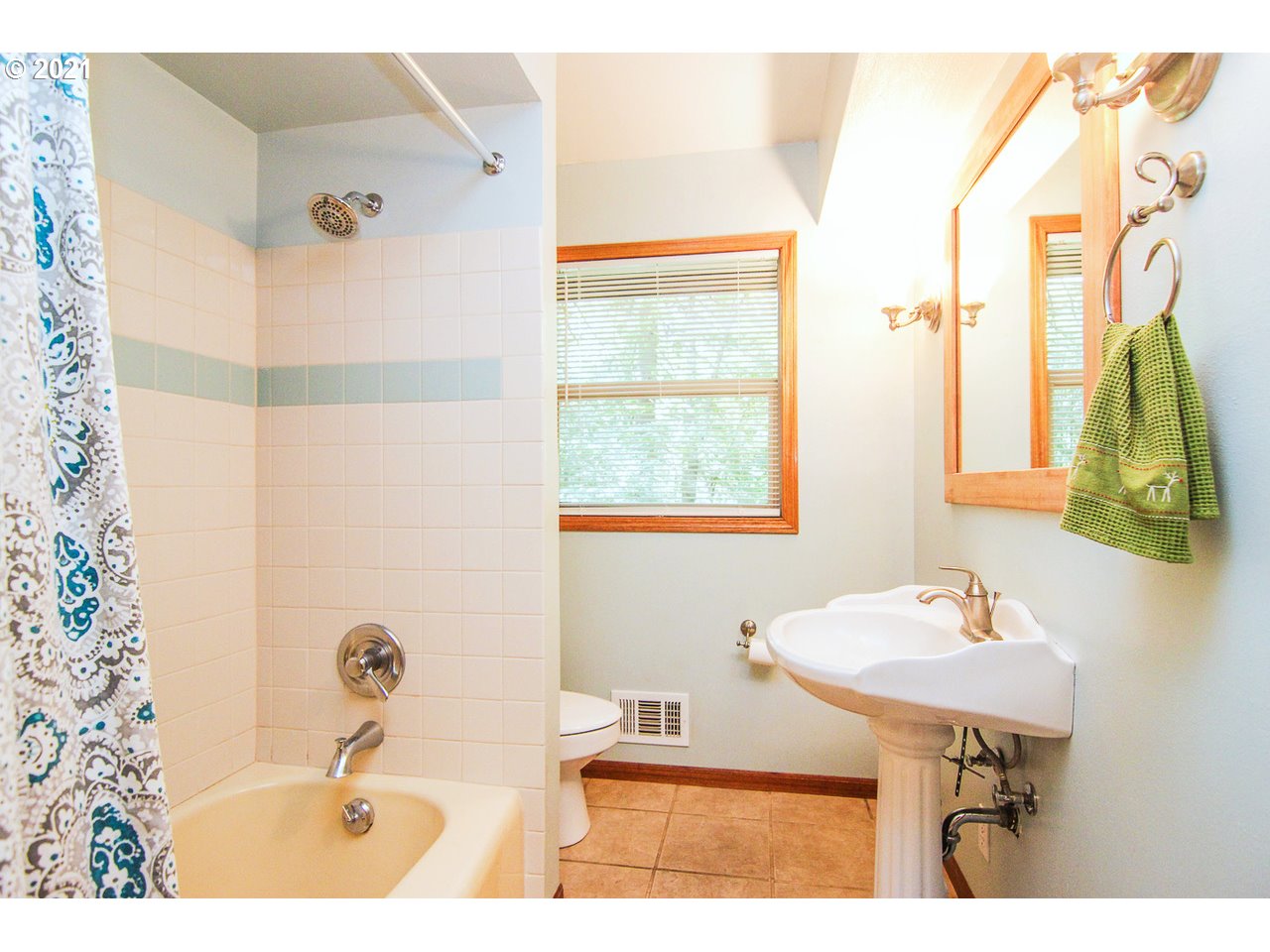 5184 Southwest Custer Street Portland, OR 97219 - Photo 9 of 32 Gallery Image 9