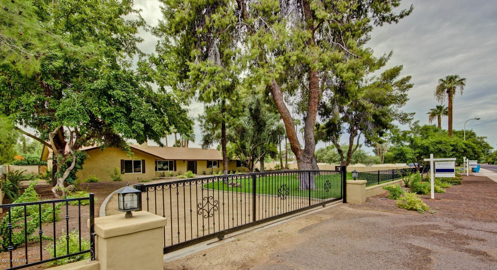 5227 East Osborn Road Phoenix, AZ 85018 - Photo 4 of 46 a view of a yard with wooden fence