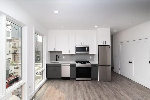 $2,000 | 396 Summit Avenue, Unit 1R, Jersey City, NJ 07306