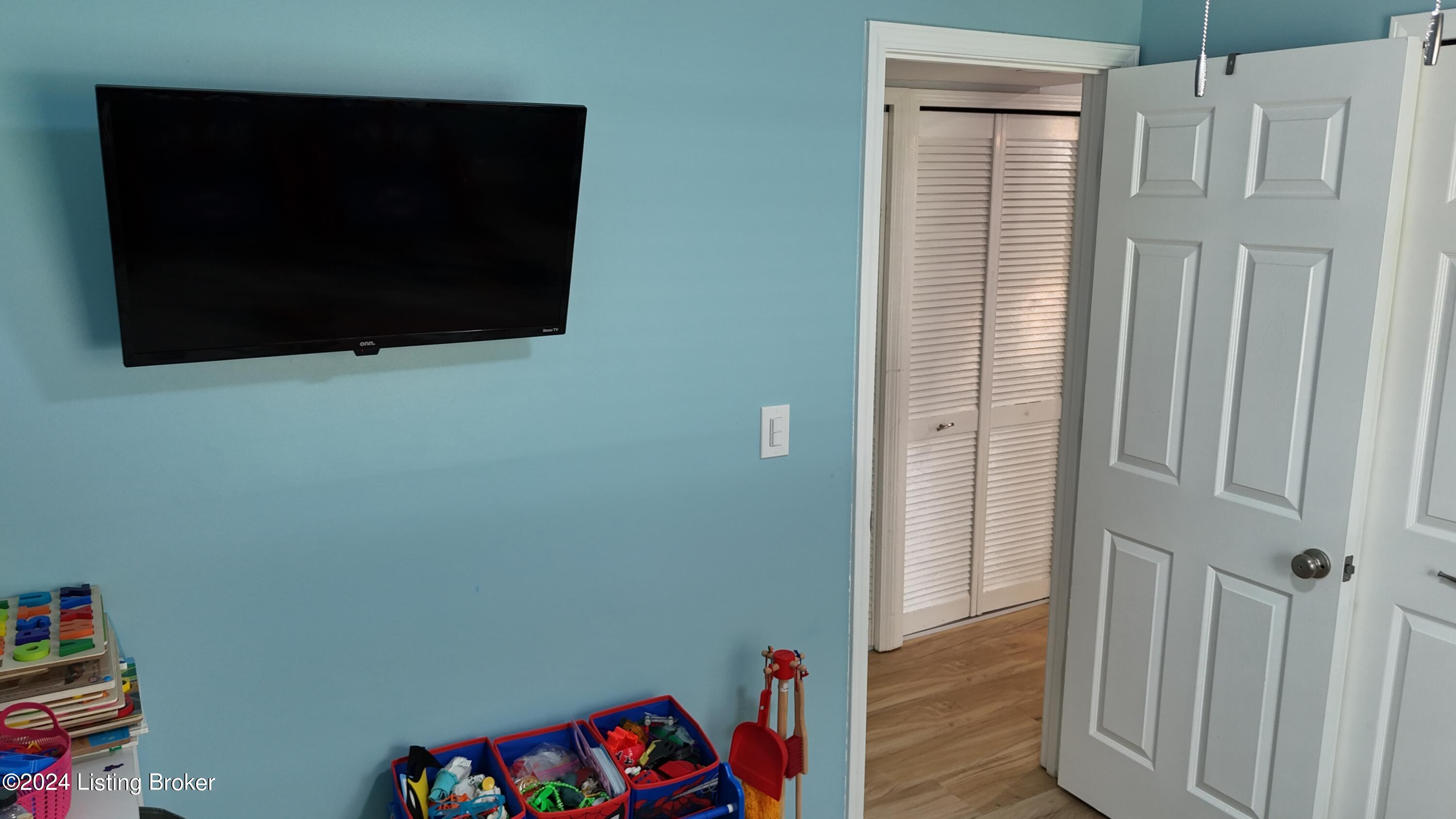 163 East Blue Jay Road Louisville, KY 40229 - Photo 28 of 51 DJI_20240813112421_0035_D