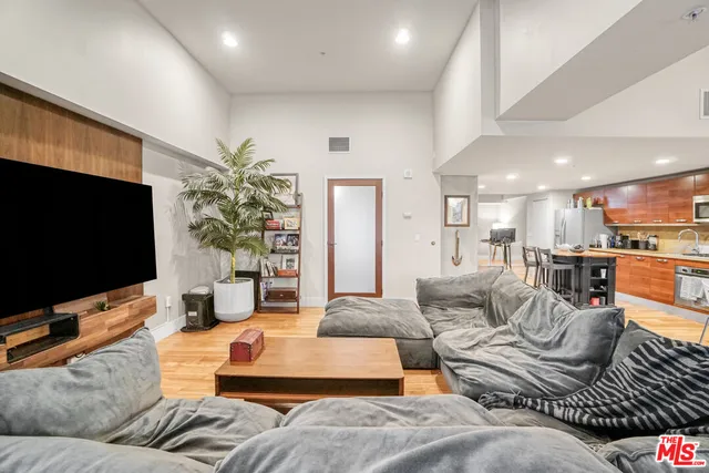 $3,000 | 460 South Spring Street, Unit 212, Los Angeles, CA 90013