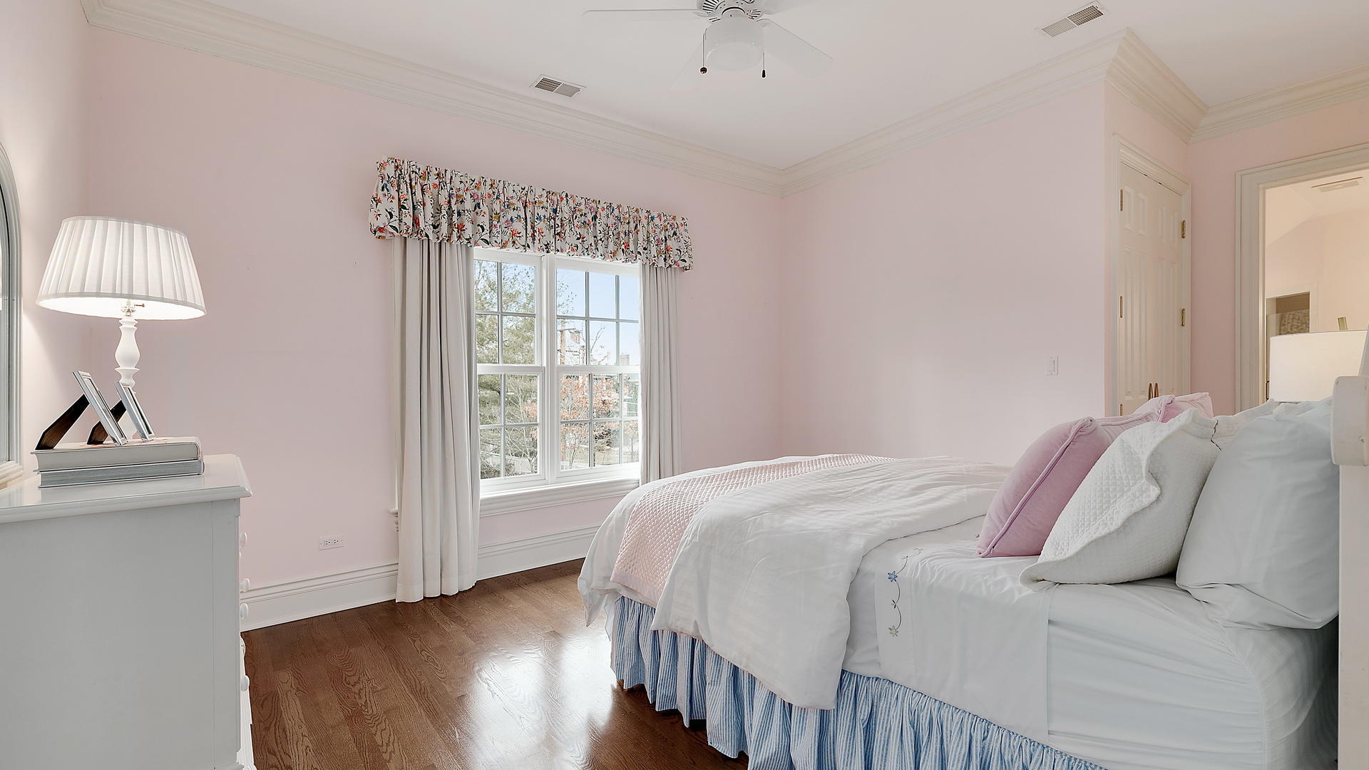 820 Taft Road Hinsdale, IL 60521 - Photo 20 of 46 a bedroom with a bed and a window