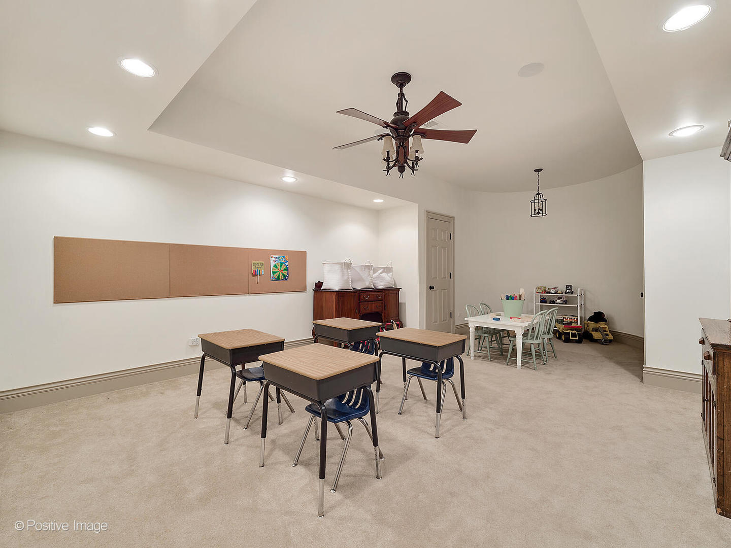 820 Taft Road Hinsdale, IL 60521 - Photo 32 of 46 a view of a livingroom with furniture and a work space