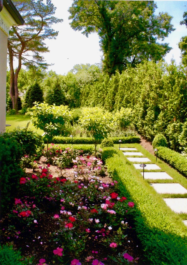 820 Taft Road Hinsdale, IL 60521 - Photo 46 of 46 a view of a flower in a yard