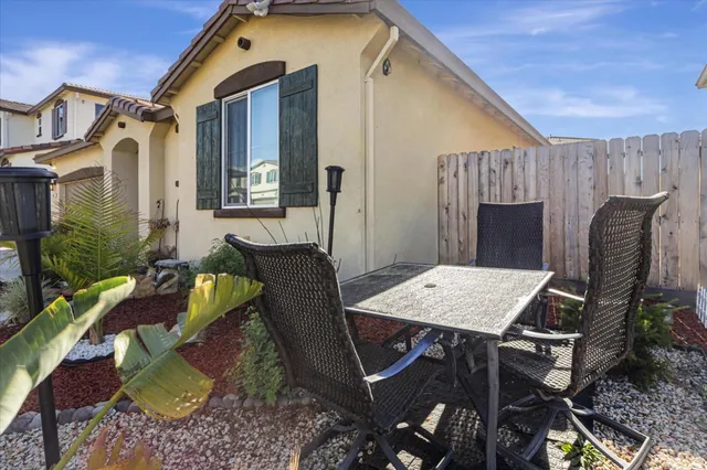 a view of a dinning table and chairs in the patio