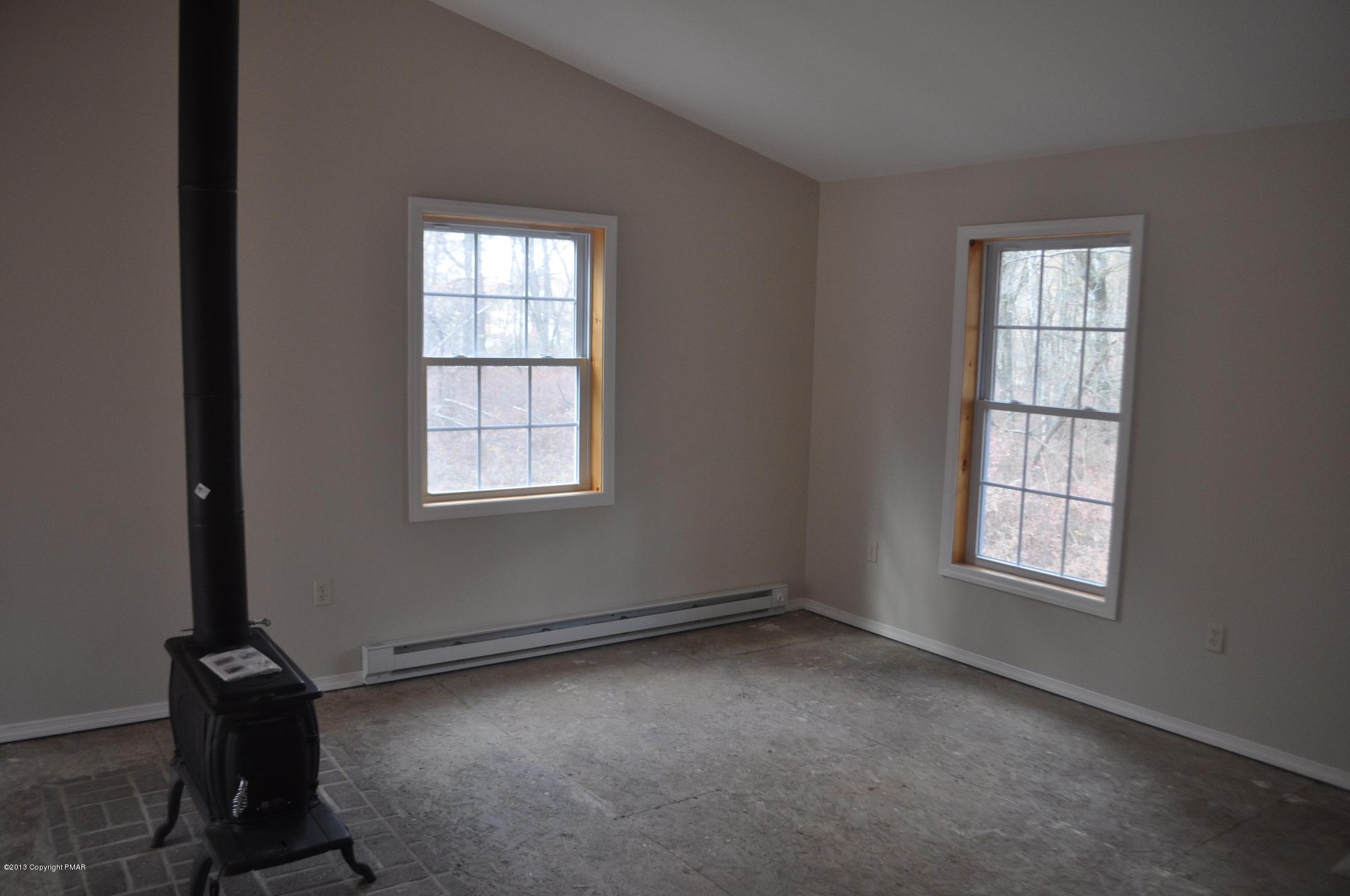 626 Behrens Road Jim Thorpe, PA 18229 - Photo 4 of 8 LIVING ROOM (2)