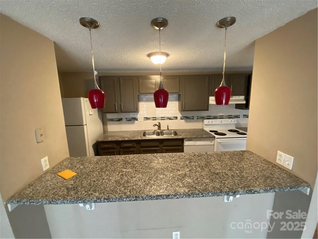 9325 Old Concord Road, Unit F Charlotte, NC 28213 - Photo 4 of 9 a very nice looking room with a couch