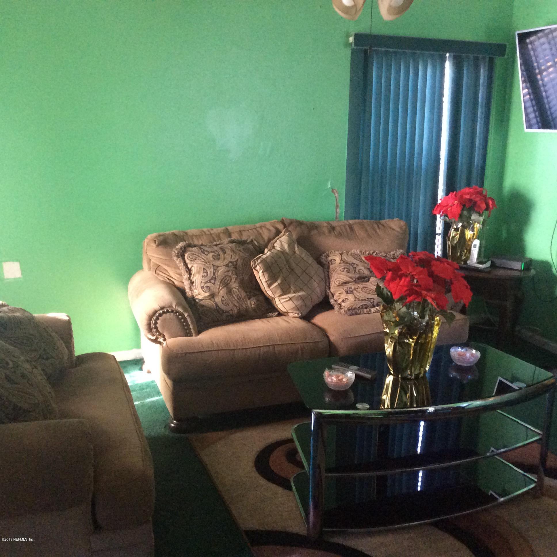 5651 Benedict Road Jacksonville, FL 32209 - Photo 2 of 4 a view of a livingroom with furniture and flowers