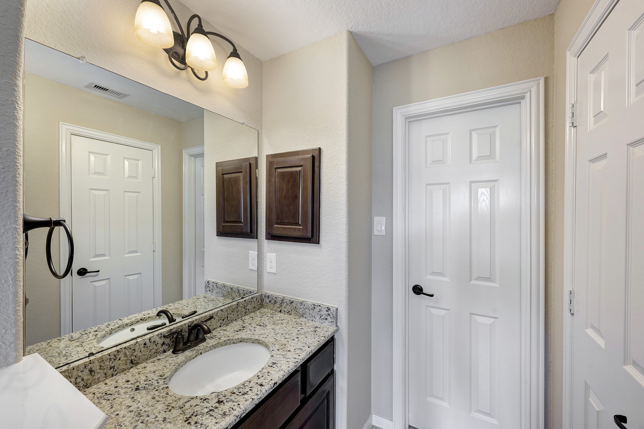 11 Red Wagon Drive Spring, TX 77389 - Photo 25 of 31 A jack-and-jill bath separates two bedrooms, each with a medicine cabinet and walk-in closet.