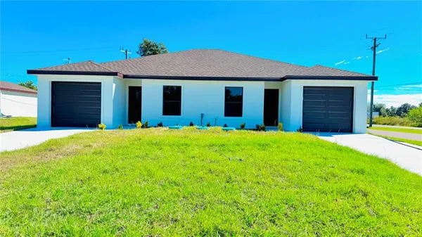 a view of a house with a yard