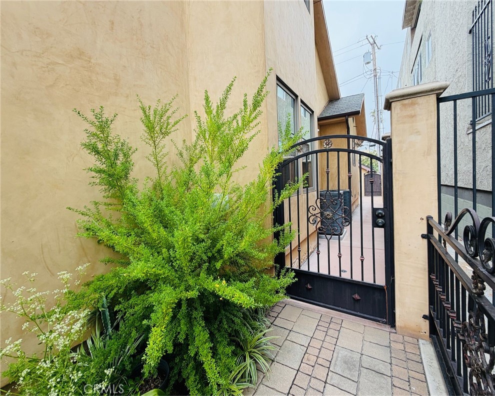 116 Termino Avenue Long Beach, CA 90803 - Photo 7 of 67 Side door