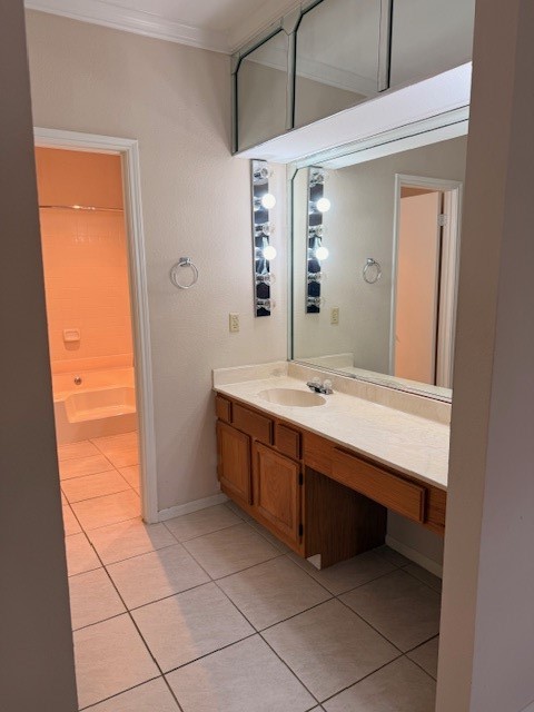 4001 Tanglewilde Street, Unit 811 Houston, TX 77063 - Photo 17 of 38 a spacious bathroom with a double vanity sink a mirror and a bathtub