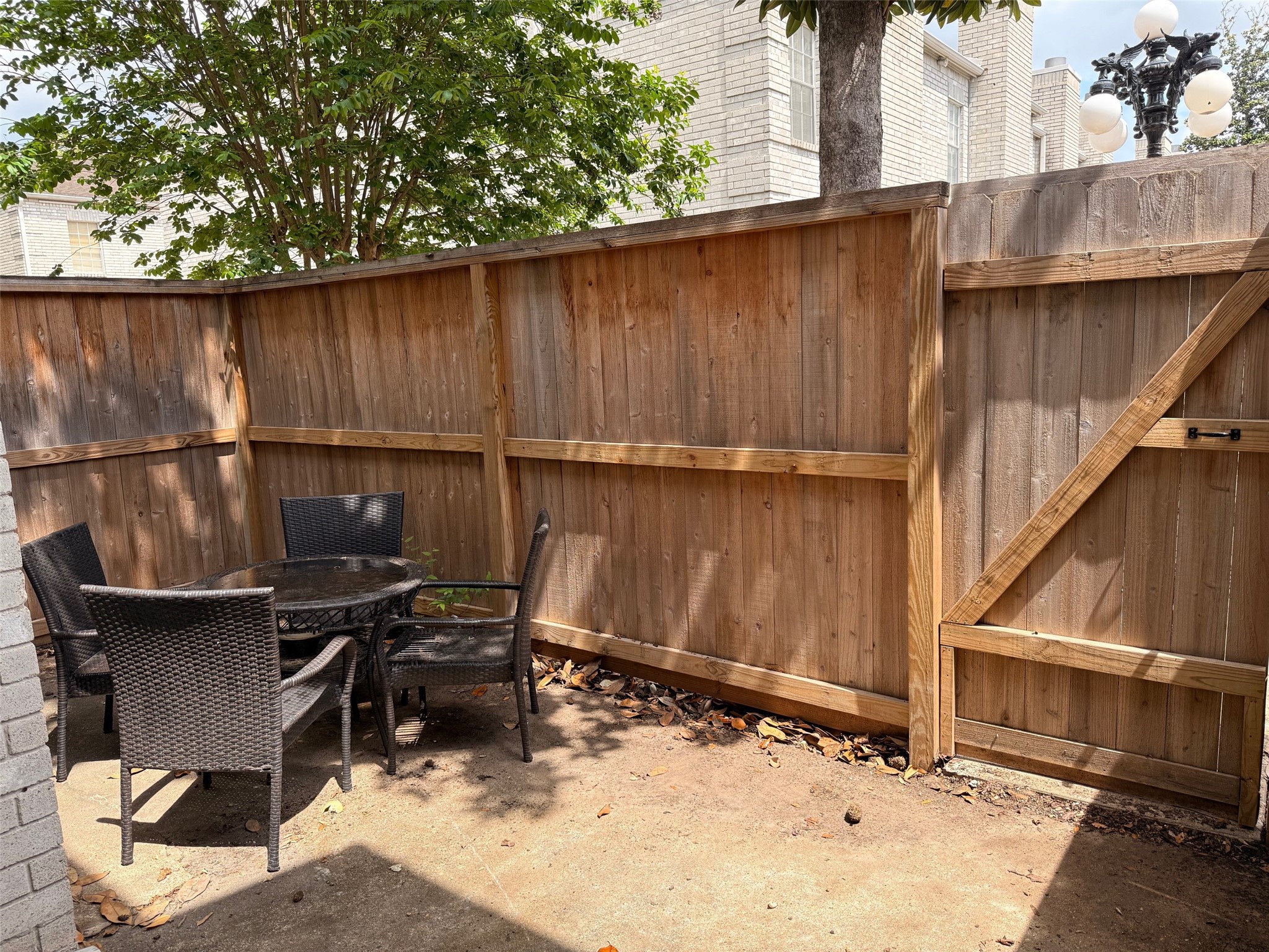 4001 Tanglewilde Street, Unit 811 Houston, TX 77063 - Photo 9 of 38 a backyard of a house with table and chairs