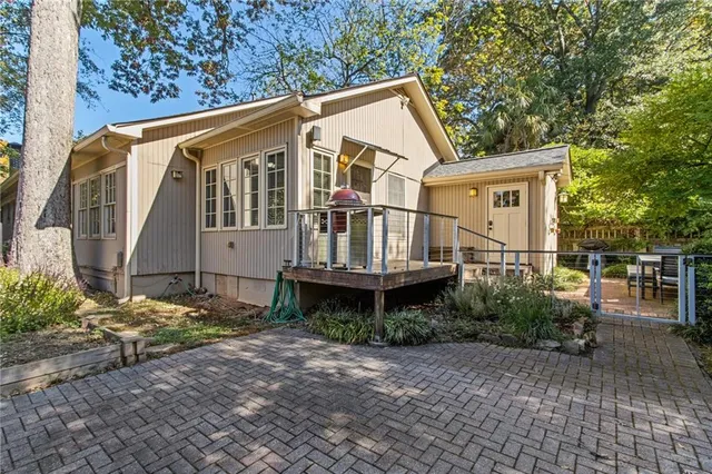 a view of a house with backyard and trees