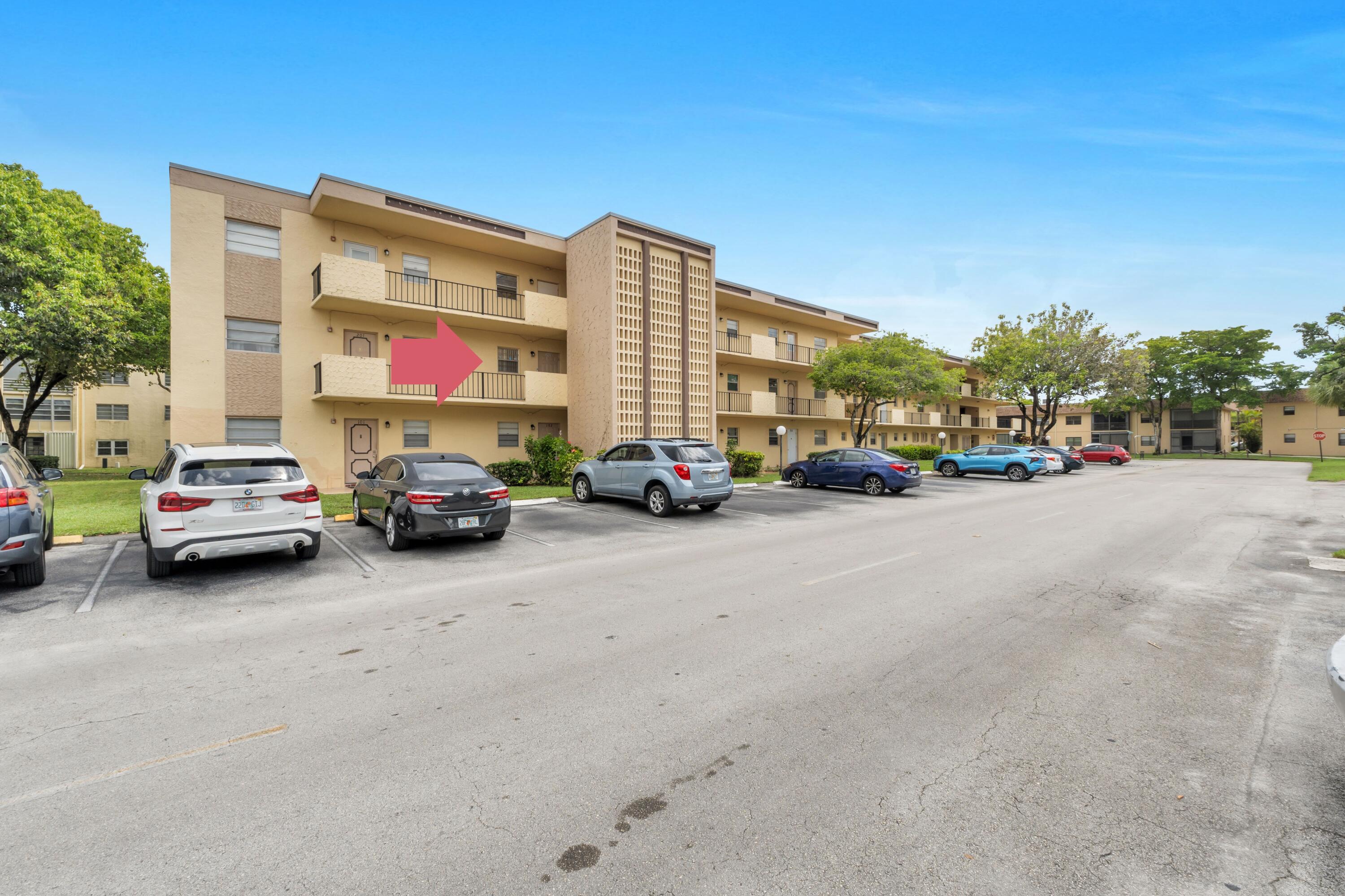301 Cambridge Road, Unit 202 Hollywood, FL 33024 - Photo 26 of 38 Front of the Building