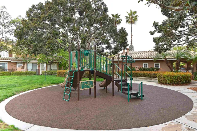 a view of a fountain in the front of a house