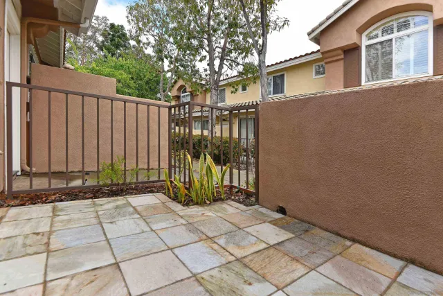 a view of a house with backyard and trees