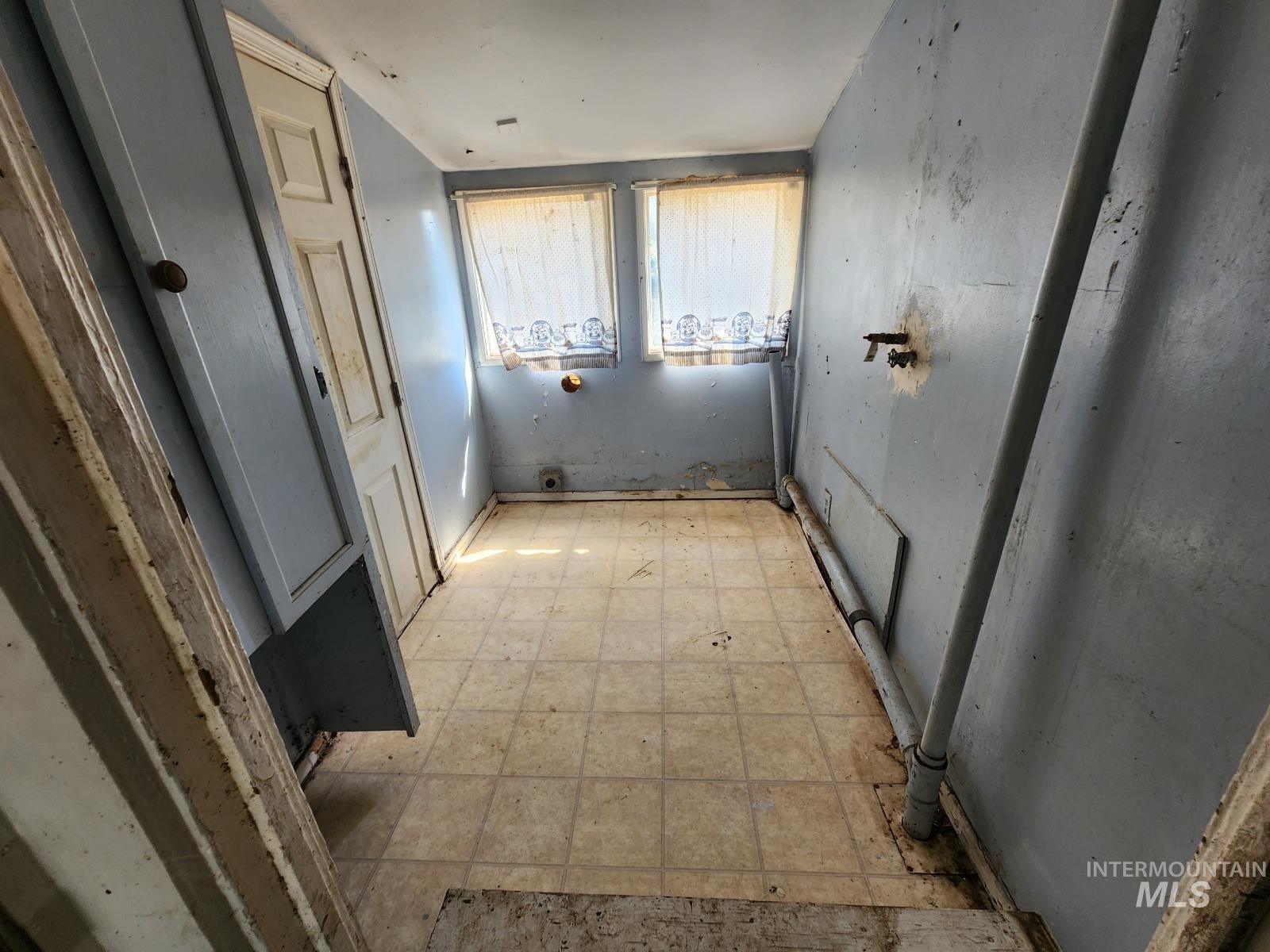 708 15th Avenue Lewiston, ID 83501 - Photo 9 of 12 Bathroom with light flooring