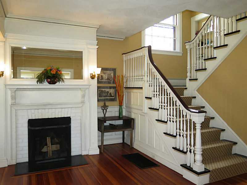 3 Catalpa Road Providence, RI 02906 - Photo 12 of 25 Entry.
