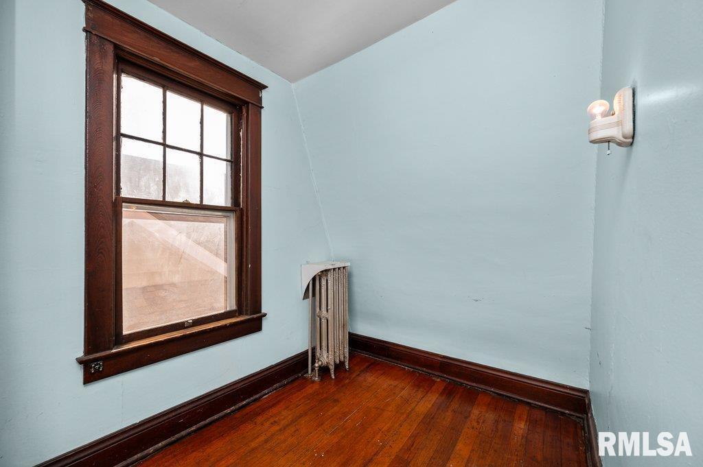 2105 15th Street Moline, IL 61265 - Photo 23 of 29 an empty room with window
