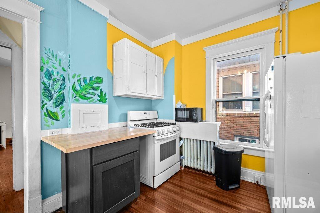 2105 15th Street Moline, IL 61265 - Photo 4 of 29 a kitchen with a sink stove and cabinets
