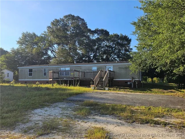 a view of a house with backyard