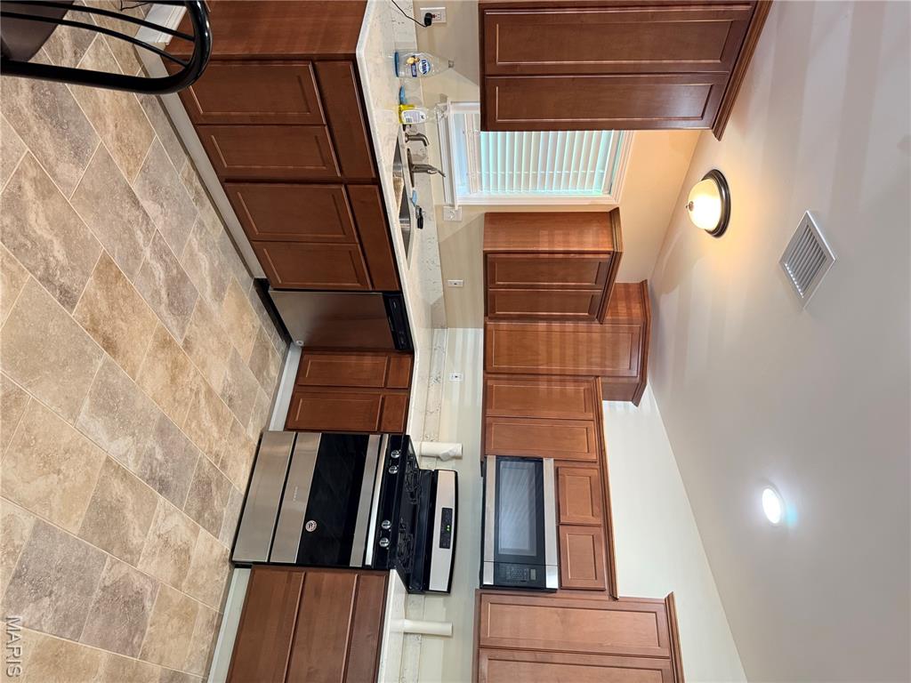 905 Madison Street Gillespie, IL 62033 - Photo 8 of 12
