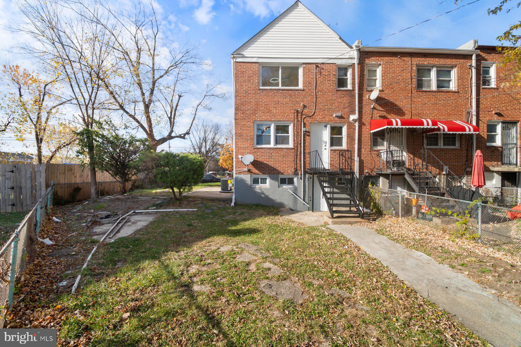 4801 Sinclair Lane Baltimore, MD 21206 - Photo 27 of 28 a view of a yard with brick house