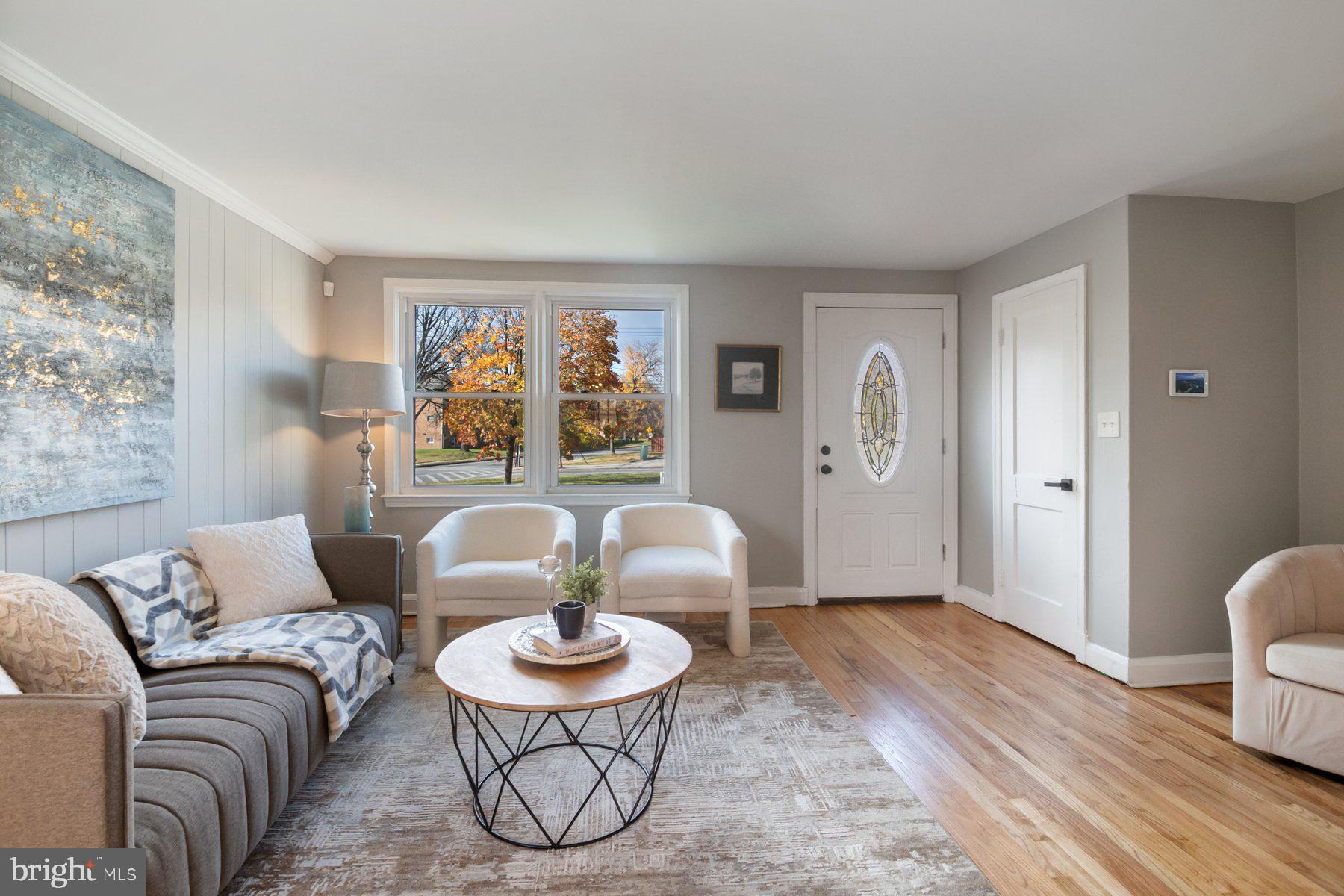 4801 Sinclair Lane Baltimore, MD 21206 - Photo 5 of 28 a living room with furniture