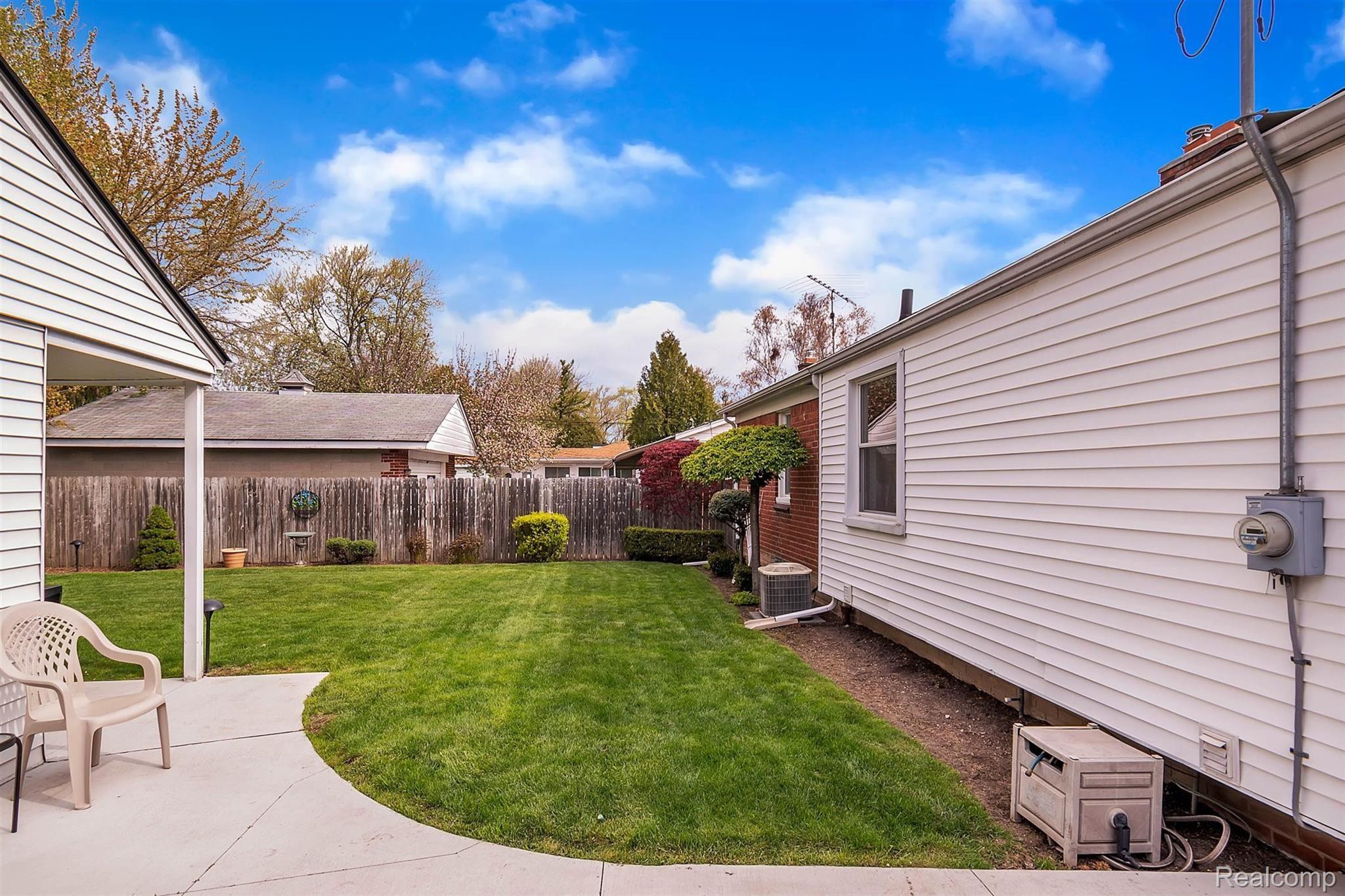 9925 Merriman Road Livonia, MI 48150 - Photo 29 of 36 35-9925 Merriman Rd-WindowStill-Real-Estate-Photography-35.jpg