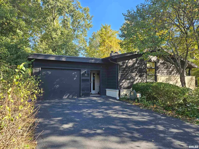 $299,000 | 46 Hillcrest Drive, Carbondale, IL 62901