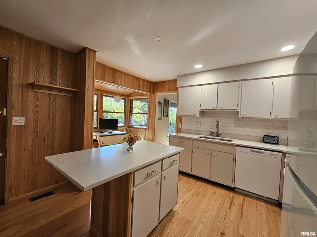 $299,000 | 46 Hillcrest Drive, Carbondale, IL 62901