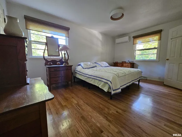 $299,000 | 46 Hillcrest Drive, Carbondale, IL 62901